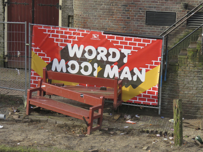 908179 Afbeelding van een banner met de tekst 'WORDT MOOI MAN', op een hek bij de restauratiewerkzaamheden van de ...